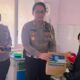 Kapolres Langsa, AKBP Muhammadun melalui Kasat Lantas, AKP Andrew Agrifina Prima Putra, SIK. MH menyerahkan bantuan paket susu, bubur, kacang hijau, buah-buahan kepada salah seorang ibu yang anak menderita stunting yang sedang dirawat di RSUD, Kamis (3/8). Waspada/ist