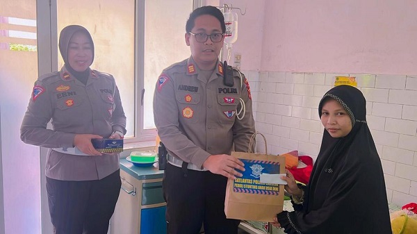 Kapolres Langsa, AKBP Muhammadun melalui Kasat Lantas, AKP Andrew Agrifina Prima Putra, SIK. MH menyerahkan bantuan paket susu, bubur, kacang hijau, buah-buahan kepada salah seorang ibu yang anak menderita stunting yang sedang dirawat di RSUD, Kamis (3/8). Waspada/ist