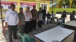 Camat Padangsidimpuan Tenggara Eka Yanti saat melakukan monitoring kesiapan Pilkades Serentak di 16 desa. (Waspada/Sukri Falah Harahap)