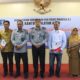 Kabag Hukum Setda Kota Langsa, Meka Erizal SH MH, saat menerima penghargaan dari Kementerian Hukum dan HAM RI untuk wilayah Aceh atas dedikasinya dalam pemenuhan data dukung kriteria Kabupaten/Kota peduli Hak Asasi Manusia (HAM) Tahun 2023, di Banda Aceh. Waspada/Ist.