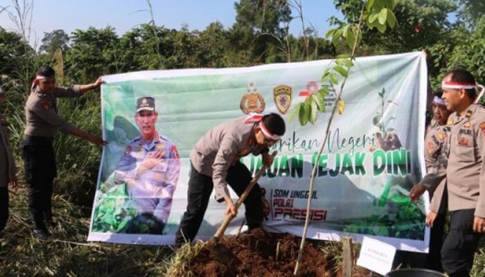 Mapolres Tapsel ‘Dikepung’ 1.500 Bibit Pohon