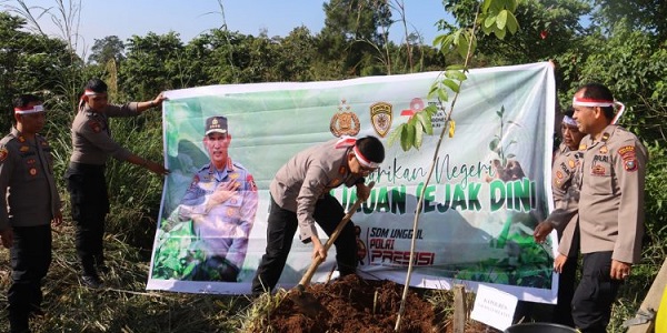 Kapolres AKBP Imam Zamroni bersama Forkopimda pimpin aksi tanam 1.500 bibit pohon di halaman Mapolres Tapsel. (Waspada/Ist)