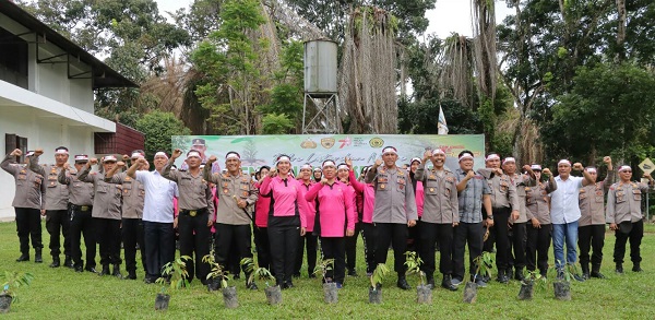 Kapolres AKBP Yogen Heroes Baruno pose bersama dengan Wali Kota Susanti Dewayani, Forkopimda dan lainnya saat memimpin bakti sosial Polres Kota Pematangsiantar dalam pelaksanaan penanaman pohon serentak di seluruh Indonesia dalam rangka HUT ke-78 kemerdekaan RI di halaman auditorium kampur USI, Jl. Sisingamangaraja, Rabu (23/8).(Waspada-ist).