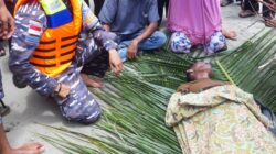 Jenazah Hasnal Ami dibaringkan sementara di atas daun nyiur di pantai usai dievakuasi dari laut, Kamis (24/8). Waspada/ist