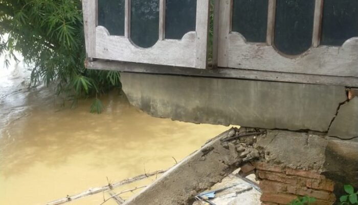Satu Rumah Nyaris Roboh Diterjang Arus Krueng Langsa