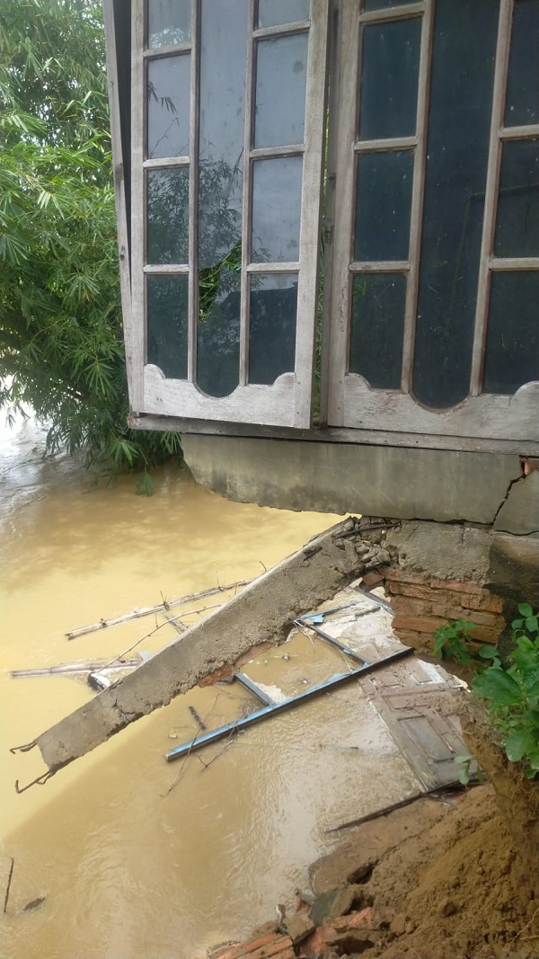Satu rumah di Lorong Malpinas, Gampong Sidorjo, Kecamatan Langsa Lama nyaris roboh dan amblas ke dasar sungai akibat diterjang arus krueng (sungai) Langsa yang meluap, Kamis (24/8) pagi. Waspada/rapian