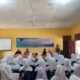 Zulfadhli, SH.I, MH, Panitia Pengawas Pemilihan (Panwaslih) Aceh Utara sedang menyampaikan materi pada kegiatan Sosialisasi Pemilu dan Pilkada Kepada Pemilih Pemula Bagi Siswa SMA Negeri 1 Syamtalira Aron, Kamis (24/8).Kegiatan ini digelar Badan Kesatuan Bangsa dan Politik (Kesbangpol) Aceh Utara. Waspada/Zainal Abidin