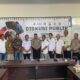General Manager PT ANJAS MHD Amrol Siregar (kiri 10) bersama peserta diskusi publik pelestarian sempadan Sungai Batang Gadis foto bersama. Waspada/ist.