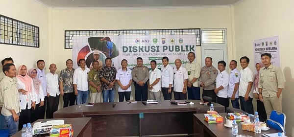 General Manager PT ANJAS MHD Amrol Siregar (kiri 10) bersama peserta diskusi publik pelestarian sempadan Sungai Batang Gadis foto bersama. Waspada/ist.