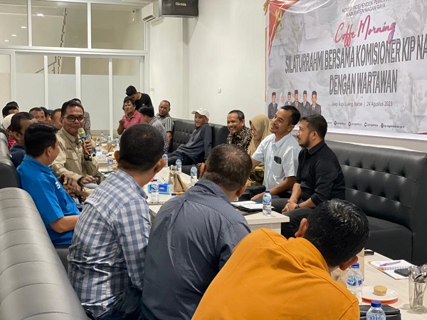 Coffee morning yang dilaksanakan KIP Nagan Raya bersama wartawan di Jeep Kupi Lueng Baroe Suka Makmue, Kamis (24/8). Waspada/Muji Burrahman