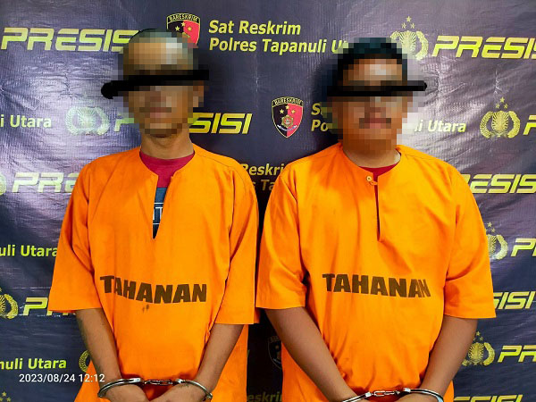 Dua orang tersangka perampok modus mengaku anggota polisi diringkus dan ditahan Polres Taput, Kamis (24/8). Waspada/ist