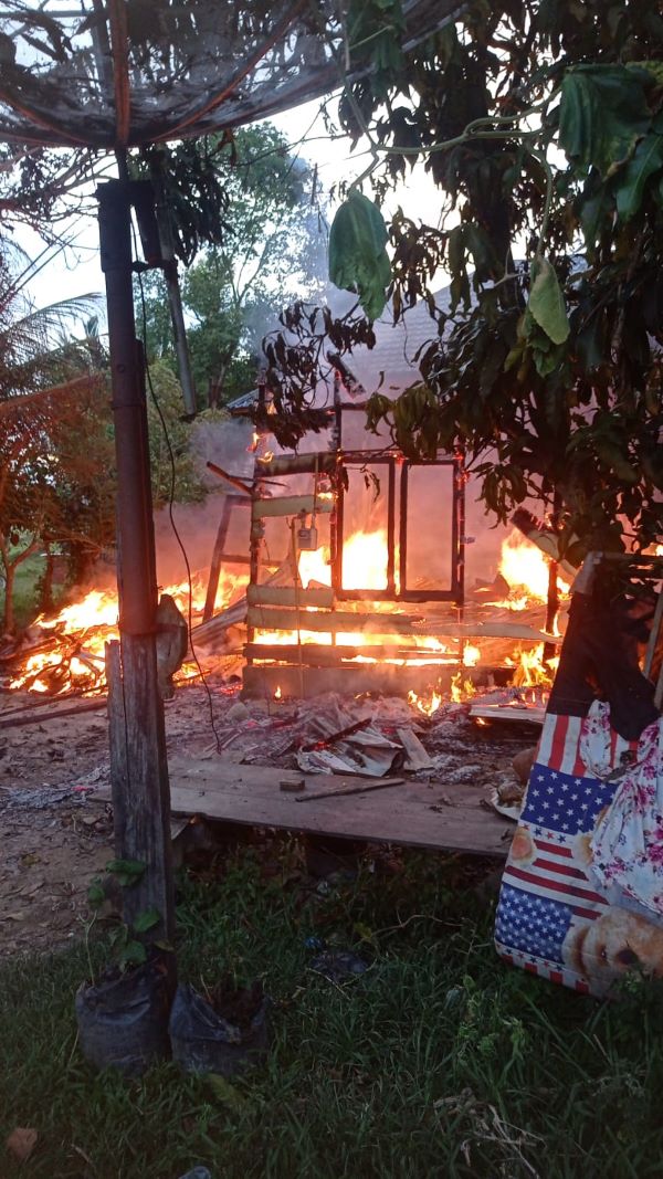 Satu unit rumah berkonstruksi kayu milik Saifuddin, warga lorong Tripida, Gampong Tualang Tengoh, Kecamatan Langsa Kota, ludes dilalap si jago merah menjelang shalat Magrib, Kamis (24/8) sekira 18:20. Waspada/Rapian.