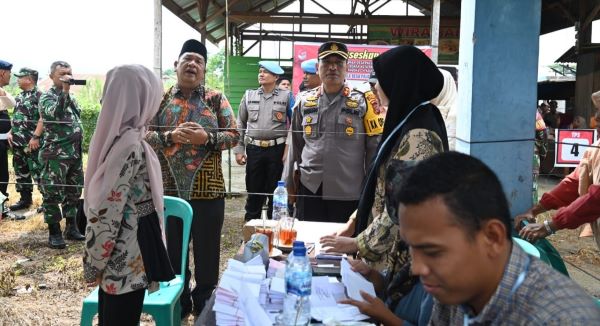 Wali Kota P.Sidimpuan Irsan Efendi Nasution saat meninjau pelaksanaan Pilkades pada salah satu desa di Kota P.Sidimpuan, Kamis (24/8). Waspada/ist.