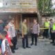 Wakapolres Abdya Kompol Asyhari Hendri SH MM, didampingi Kasat Reskrim AKP Erjan Dasmi, Kapolsek Blangpidie Iptu Jarot Hasmoro SH, saat berada di TKP penemuan jasad IRT, di Desa Meudang Ara, Kecamatan Blangpidie. Kamis (24/8).Waspada/Syafrizal