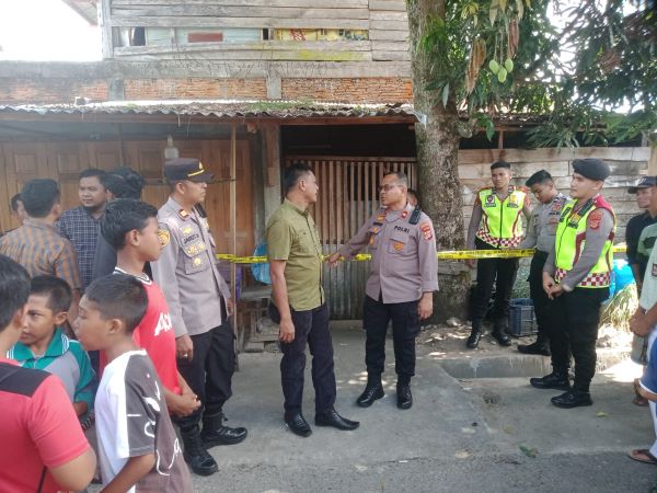 Wakapolres Abdya Kompol Asyhari Hendri SH MM, didampingi Kasat Reskrim AKP Erjan Dasmi, Kapolsek Blangpidie Iptu Jarot Hasmoro SH, saat berada di TKP penemuan jasad IRT, di Desa Meudang Ara, Kecamatan Blangpidie. Kamis (24/8).Waspada/Syafrizal