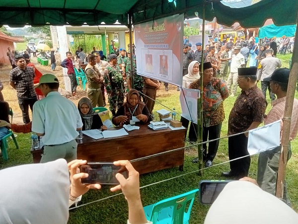 Wali Kota Irsan Efendi Nasution dan Wawako Arwin Siregar bersama Forkopimda meninjau pelaksanaan Pilkades Serentak di Desa Pal IV Pijorkoling. (Waspada/Sukri Falah Harahap)