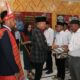 Bupati Taput Nikson Nababan didampingi Kepala Lapas Kelas IIB Siborongborong, Parlindungan Siregar, memberikan Surat Keputusan Menteri Hukum dan HAM Republik Indonesia tentang Pemberian Remisi Umum Tahun 2023 kepada WBP, di Aula Lapas Siborongborong, Kamis (17/8). Waspada/ist