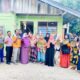 Anggota DPR Aceh dari Fraksi PKS Dapil 7 Langsa dan Aceh Tamiang, Nova Zahara saat memfasilitasi pelatihan pembuatan piring dari lidi kelapa sawit di Dusun Suka Damai Kampung Tenggulun, Kecamatan Tenggulun, Tamiang, Selasa (1/8). Waspada/ist