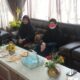 Wakil Ketua DPRK Aceh Tamiang, Fadlon ketika menerima kunjungan Kepala BP3MI Provinsi Aceh, Siti Rolijah bersama stafnya di ruang kerja Fadlon, Kamis (24/8). Waspada/ Muhammad Hanafiah