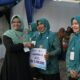 Perwakilan TP PKK Kabupaten Aceh Besar menerima hadiah juara perlombaan dalam rangka peringatan Hari Kesatuan Gerak (HKG) PKK ke 51 tingkat Provinsi Aceh, di Anjong Mon Mata, Banda Aceh, Kamis (24/8). (Waspada/Zafrullah)