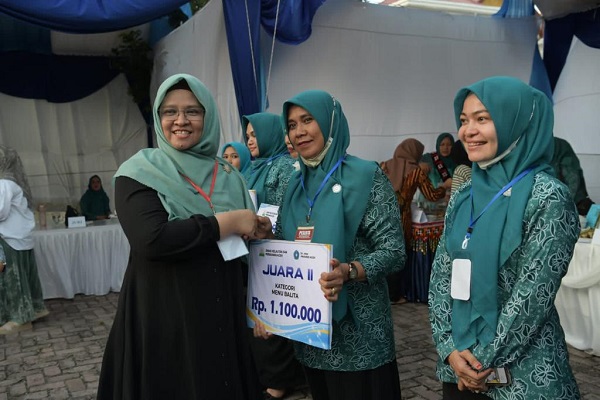 Perwakilan TP PKK Kabupaten Aceh Besar menerima hadiah juara perlombaan dalam rangka peringatan Hari Kesatuan Gerak (HKG) PKK ke 51 tingkat Provinsi Aceh, di Anjong Mon Mata, Banda Aceh, Kamis (24/8). (Waspada/Zafrullah)