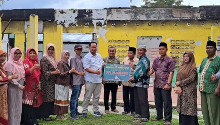 Alumni SMAN 1 Seirampah Serahkan Donasi Ke Al Washliyah Simpangempat