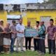 Ketua Alumni SMAN 1 Seirampah Edi Mugiono menyerahkan hasil donasi dari Alumni SMAN 1 Seirampah tahun 1986-1995 sebesar Rp15.500.000 yang diterima Ketua Yayasan Perguruan Al Washliyah Simpangempat Abdul Rahim, Kamis (24/8) sore di Dusun VII Kampung Lalang Desa Simpangempat Kec. Seirampah. (Waspada/Ist)