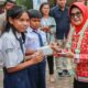Wali Kota Susanti Dewayani (kanan) menyerahkan bibit pohon buah kepada siswi SD dan buku tabungan kepada siswi SMP saat menghadiri kegiatan Indonesia menabung dan aksi nyata menanam satu siswa satu pohon buah di lapangan SMPN 3, Jl. Laguboti, Kota Pematangsiantar, Kamis (24/8).(Waspada-Ist). 