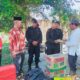 Personel Brimob Kompi 2 Batalyon B Pelopor Aramiyah Polda Aceh saat menyerahkan bantuan peduli terhadap korban musibah kebakaran, Saifuddin, 40, warga Dusun Tripida, Gampong Tualang Teungoh, Kecamatan Langsa Kota, Jumat (25/8). Waspada/Rapian