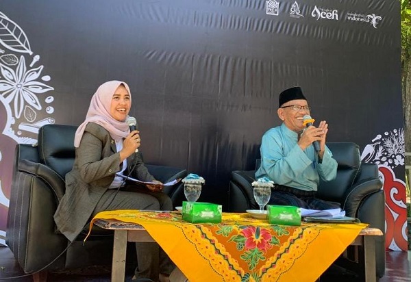 Wakil Ketua MAA Aceh Tamiang, Drs Muhammad Juned pemateri talkshow seni dan budaya Aceh Tamiang pada kegiatan promosi budaya dan adat yang diselenggarakan Dinas Kebudayaan dan Pariwisata Aceh, Jumat (25/8) di halaman kantor Bupati Aceh Tamiang. Waspada/Yusri