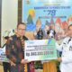 Kepala BPJamsostek P.Sidimpuan, Eris Aprianto (kiri) secara simbolis menyerahkan santunan JKK dan JKM sebesar Rp843.333.330 kepada Pj. Bupati Tapanuli Tengah, Dr. Elfin Elyas, MSi, Kamis (24/8). Waspada/ist.