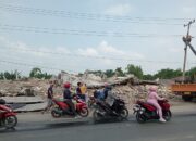 Lima Ruko Tiga Lantai Di Hamparan Perak Ambruk