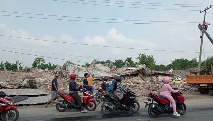 Lima Ruko Tiga Lantai Di Hamparan Perak Ambruk