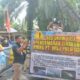 Warga Desa Pulo Dogom yang tergabung dalam aliansi warga bersatu lakukan aksi di depan pintu pabrik PT.MASJ. Waspada/Ilyas Munthe