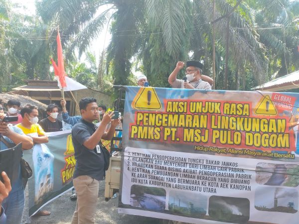 Warga Desa Pulo Dogom yang tergabung dalam aliansi warga bersatu lakukan aksi di depan pintu pabrik PT.MASJ. Waspada/Ilyas Munthe