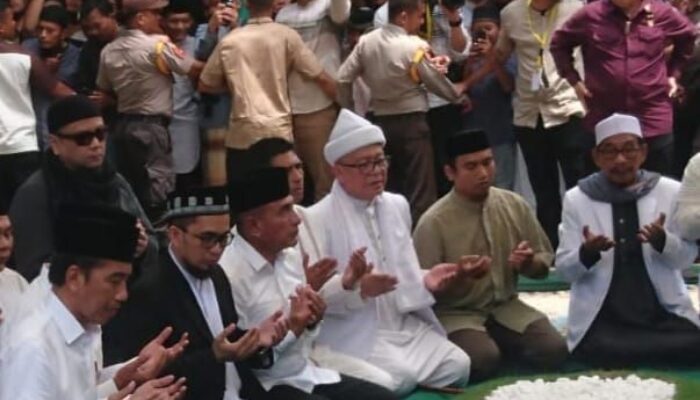 Presiden Jokowi Shalat Jumat Dan Ziarah Ke Makam Almarhum H.Anif Shah