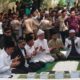 PRESIDEN Joko Widodo didampingi Al Ustadz Dr H Adi Hidayat, Gubsu H Edy Rahmayadi dan lainnya saat berdoa dan ziarah di makam Almarhum H Anif Shah Bin H Gulrang Shah di belakang mihrab Masjid Al Musannif Desa Sampali Kecamatan Percut Seituan, Jumat (25/8) siang. (Waspada/Ist)