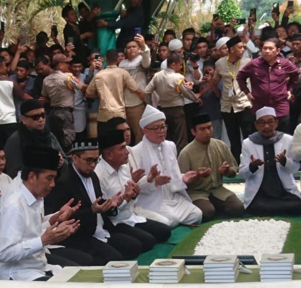 PRESIDEN Joko Widodo didampingi Al Ustadz Dr H Adi Hidayat, Gubsu H Edy Rahmayadi dan lainnya saat berdoa dan ziarah di makam Almarhum H Anif Shah Bin H Gulrang Shah di belakang mihrab Masjid Al Musannif Desa Sampali Kecamatan Percut Seituan, Jumat (25/8) siang. (Waspada/Ist)