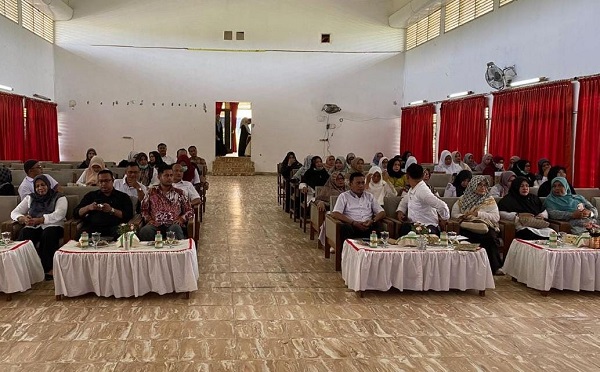Direktur PT Cut Meutia Medika Nusantara (CMN), Ir. Ernawati saat membuka kegiatan pembinaan jejaring rujukan pelayanan Obstetri Neonatal Emergency Komprehensif dan Pencegahan Stunting kepada para tenaga medis di wilayah Kota Langsa, Aceh Tamiang dan Aceh Timur di Gedung Wisma Bina Warga PTPN I, Kamis (3/8). Waspada/dede
