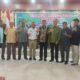 Ketua Karang Taruna Provinsi Aceh, Ismet ST, MT berfoto bersama dalam temu Karya Karang Taruna Kota Langsa, di Aula Sekdakot Langsa, Kamis (3/8). Waspada/Rapian