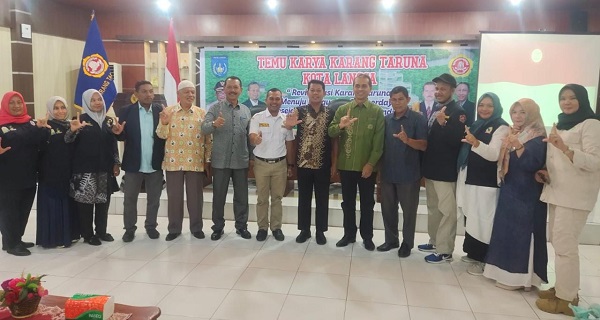 Ketua Karang Taruna Provinsi Aceh, Ismet ST, MT berfoto bersama dalam temu Karya Karang Taruna Kota Langsa, di Aula Sekdakot Langsa, Kamis (3/8). Waspada/Rapian