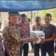 SANTUNAN: Kadisdikbud Aceh Timur, Saiful Basri, S.Pd, menyerahkan santunan untuk korban kebakaran rumah di Gampong Meunasah Teungoh, Pante Bidari, Aceh Timur, Kamis (3/8). Waspada/Muhammad Ishak
