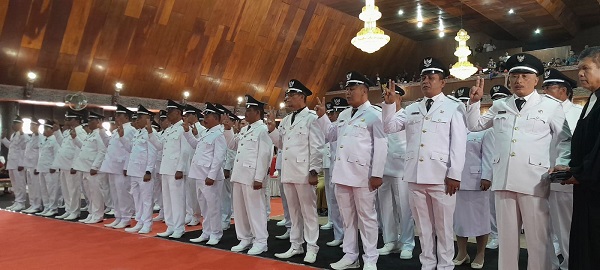 Sebanyak 41 orang kepala desa hasil pilkades serentak Taput dilantik dan diambil sumpah, di Sopo Partungkoan Tarutung Kamis (3/8). Hotbin Purba/Waspada