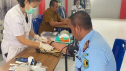 KARUTAN Humbahas, Herry Hasudungan Simatupang cek tekanan darah sebelum melakukan transfusi. Waspada/Ist