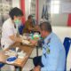 KARUTAN Humbahas, Herry Hasudungan Simatupang cek tekanan darah sebelum melakukan transfusi. Waspada/Ist
