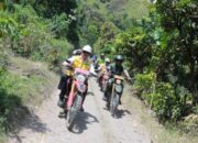 Bupati Simalungun Radiapoh Hasiholan Sinaga, Kapolres AKBP Ronald FC Sipayung, Dandim 0207/Sml Letkol Inf Hadrianus Yossy dan Kadis PUTR Hotbinson Damanik, mengendarai sepeda motor trail saat melakukan monitoring pembangunan jalan susur pantai penghubung Simpang Salbe Tigaras Kec. Dolok Pardamean menuju Purba Pasir Kec. Haranggaol Horison, Kamis (3/8).(Waspada/ist).