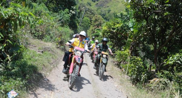 Bupati Simalungun Radiapoh Hasiholan Sinaga, Kapolres AKBP Ronald FC Sipayung, Dandim 0207/Sml Letkol Inf Hadrianus Yossy dan Kadis PUTR Hotbinson Damanik, mengendarai sepeda motor trail saat melakukan monitoring pembangunan jalan susur pantai penghubung Simpang Salbe Tigaras Kec. Dolok Pardamean menuju Purba Pasir Kec. Haranggaol Horison, Kamis (3/8).(Waspada/ist).