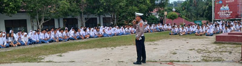 Kapolres Kota Pematangsiantar AKBP Yogen Heroes Baruno melalui Kanit Kamsel Ipda Lukman Azhari Sinaga mengedukasi dan mensosialisasikan UU No. 22 tahun 2009 tentang LLAJ kepada anak sekolah di SMAN 6, Jl. Viyata Yudha, Kamis (3/8).(Waspada-Ist).
