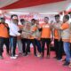 ANGGOTA DPRD Sumut dari Fraksi PKS Dr H Ahmad Darwis, SAg, MA (dua kiri) menyerahkan hadiah kepada pemenang lomba, pada kegiatan lomba Gebyar Kemerdekaan memperingati Hari Ulang Tahun (HUT) ke-78 Republik Indonesia, yang dipusatkan di Lapangan Pratama Sejati, Jl. Karya Jaya, Kecamatan Medan Johor, Medan, Minggu (20/8). Waspada/Ist