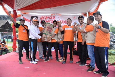ANGGOTA DPRD Sumut dari Fraksi PKS Dr H Ahmad Darwis, SAg, MA (dua kiri) menyerahkan hadiah kepada pemenang lomba, pada kegiatan lomba Gebyar Kemerdekaan memperingati Hari Ulang Tahun (HUT) ke-78 Republik Indonesia, yang dipusatkan di Lapangan Pratama Sejati, Jl. Karya Jaya, Kecamatan Medan Johor, Medan, Minggu (20/8). Waspada/Ist